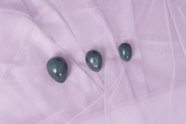 Green Quartz Yoni Egg - Anahata: Helps attract abundance - Yoni Wanderland